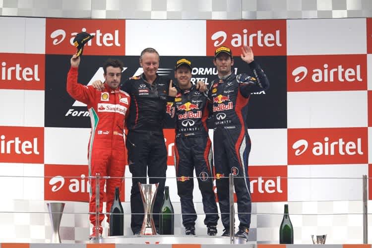 Jonathan Wheatley mit seinen Fahrern auf dem Podest in Indien 