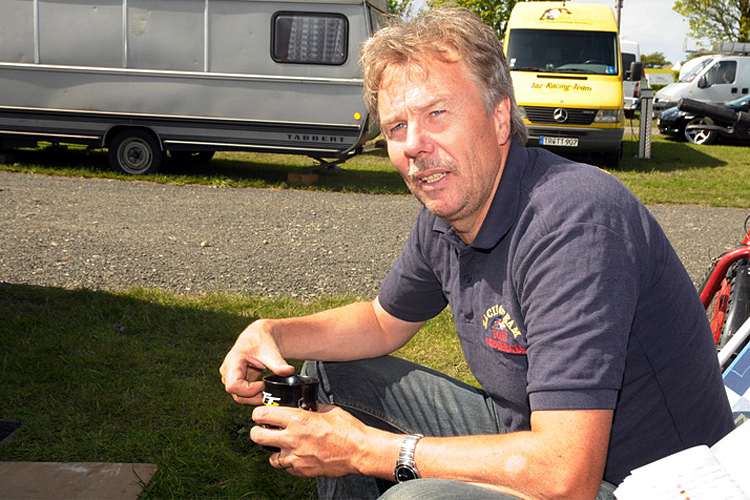 Toni Rechberger wartet im TT-Fahrerlager auf seinen ersten Einsat