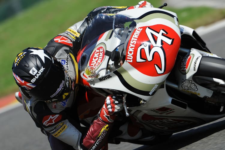 Scott Redding auf der Suzuki RGV500 von Kevin Schwantz