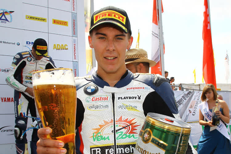 Markus Reiterberger genehmigt sich ein Siegerbier