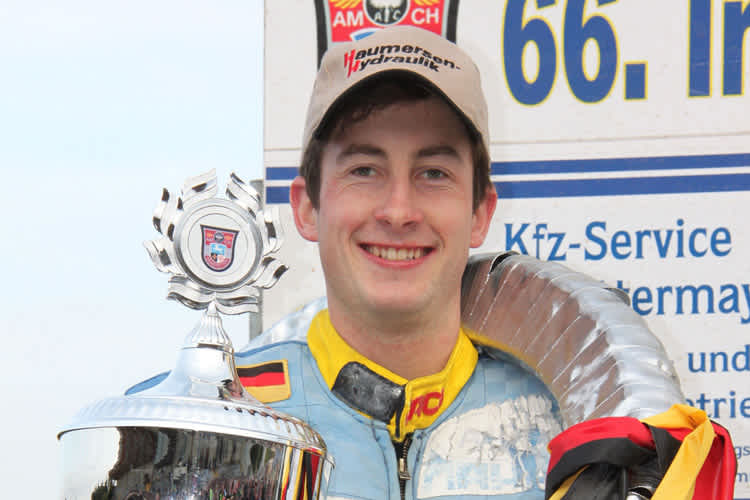 Richard Speiser (8) im Zweikampf mit Stephan Katt