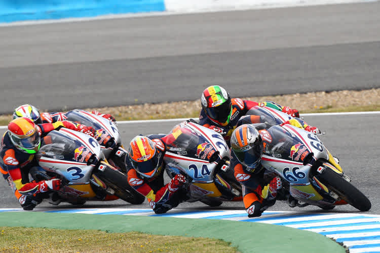 Philipp Öttl (5) führt das Feld an