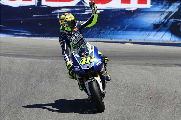 Valentino Rossi winkt den Fans in der Corkscrew