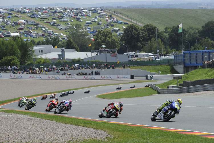 Valentino Rossi vor Stefan Bradl, volle Tribünen, tolle Stimmung