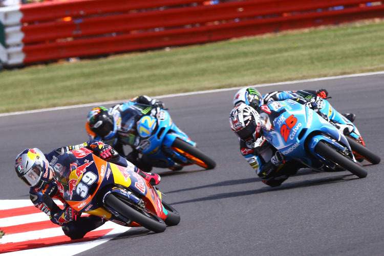 Luis Salom in Silverstone vor Viñales (25), Rins (verdeckt) und Márquez (12)