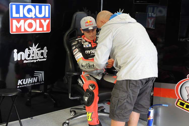 Vater Antonio Cortese hilft Sandro beim Überziehen der Handschuhe