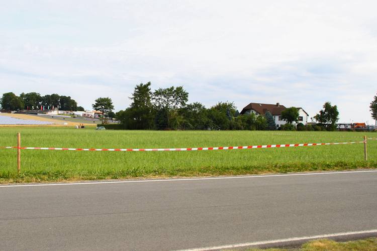 Die Rennstrecke vor dem Wohnzimmerfenster
