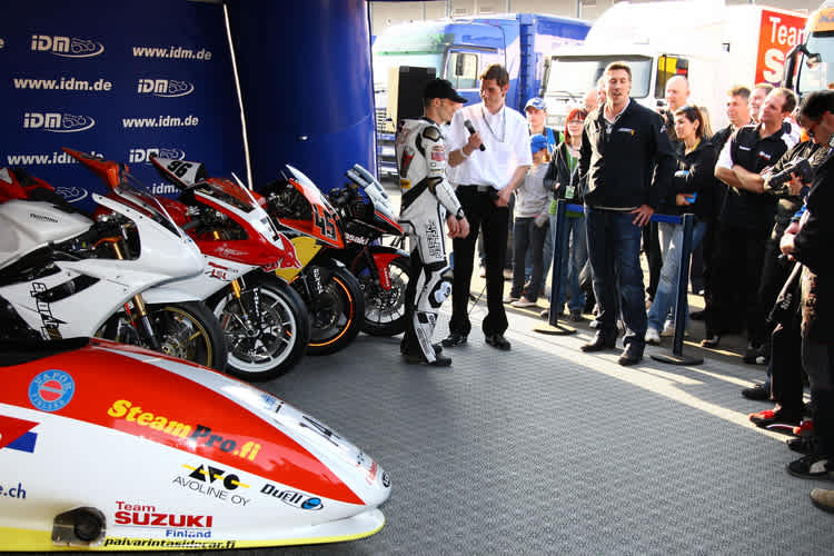 Diss (Mitte) vor grosser Kulisse