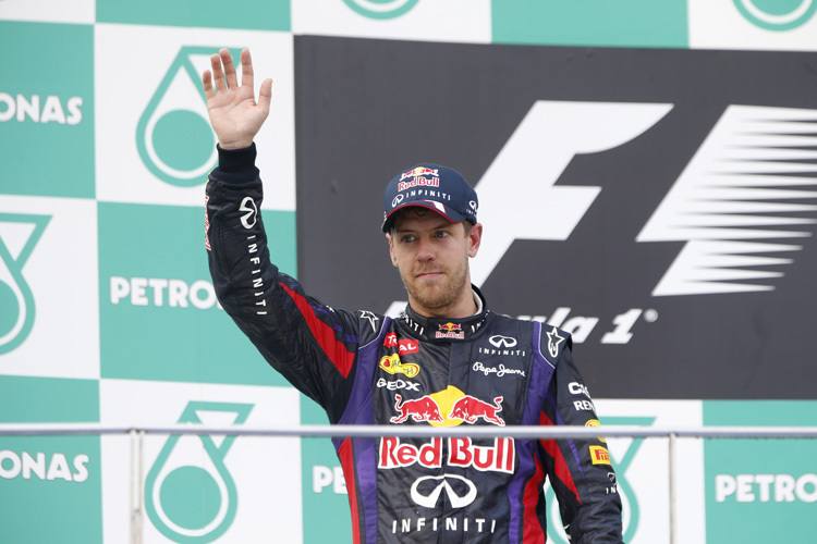 Sieg mit Nachwehen: Auch einen Monat nach seinem Malaysia-Sieg muss Vettel sich erklären