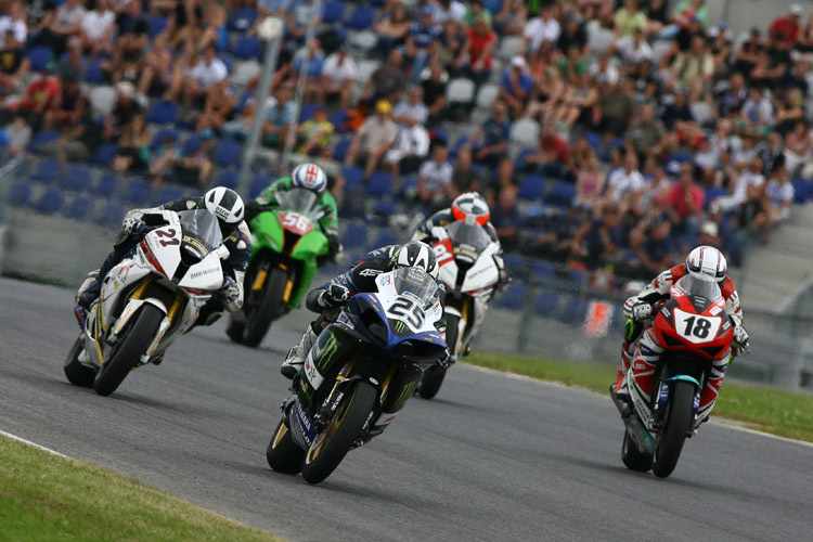 Start ins IDM-Superbike-Rennen. Wer bremst zuerst?