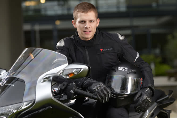 Stefan Bradl ist jetzt bei agv unter Vertrag