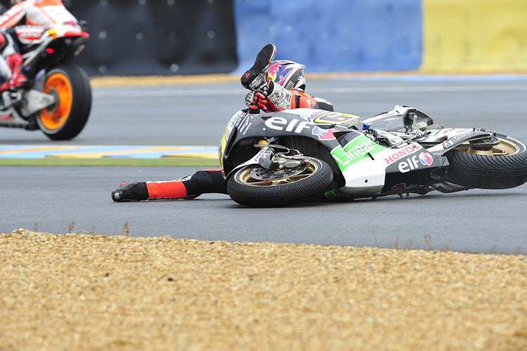 Stefan Bradl stürzt, Márquez wischt vorbei