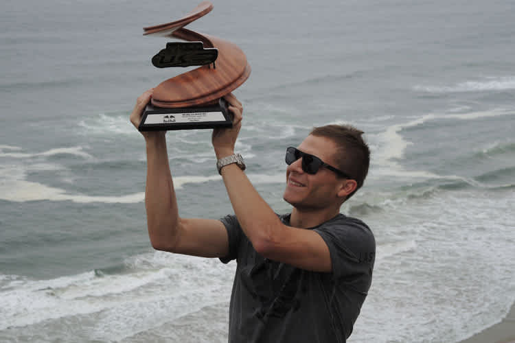 Stefan Bradl mit der Trophäe am Pazifik