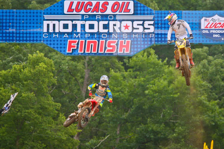 Knappe Sache: James Stewart (7) und Trey Canard kämpften bis zum Ziel um den Sieg in Lauf 1