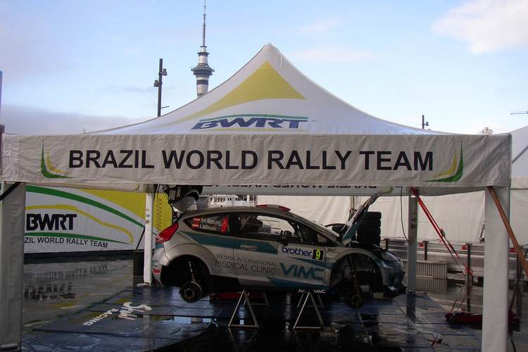 Der «Stohl»-Ford Fiesta im Service-Park in Auckland