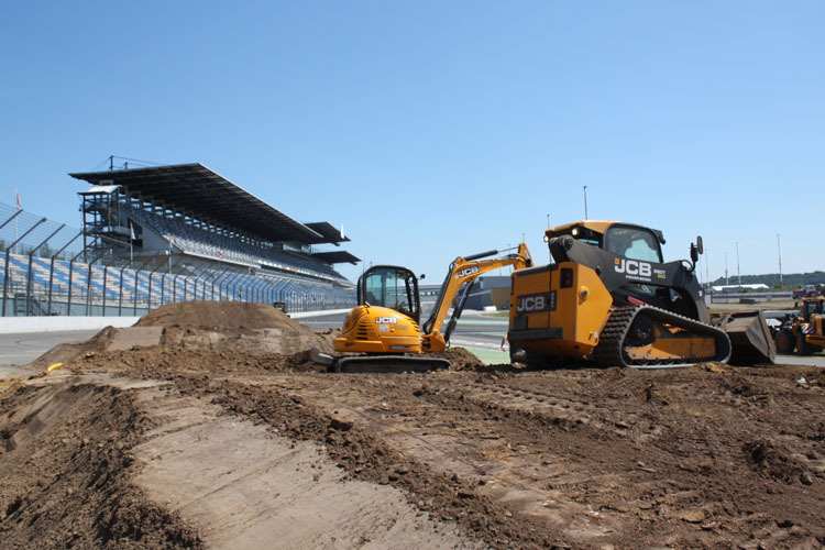 Das Bauteam verarbeitet das Erdreich zu einer Grand-Prix-Strecke