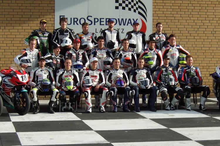 Superbike-Gruppenbild mit Damen