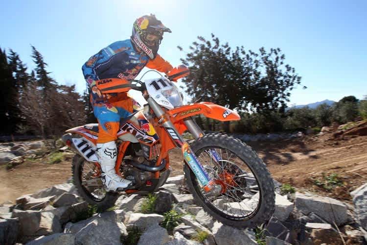 Taddy Blazusiak nimmt sich schon mal im Training die grossen Steine vor