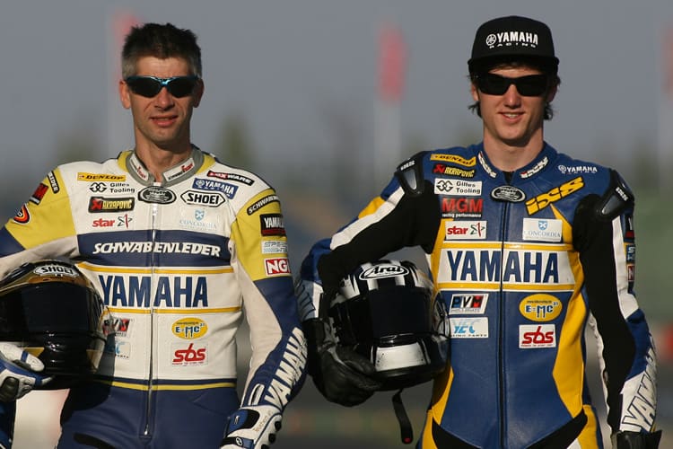 Teuchert und Hommel, der eine putzt, der andere schaut zu