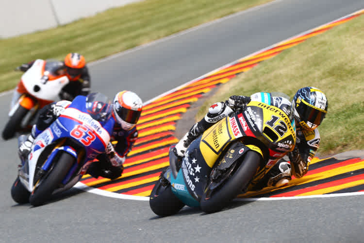 Lüthi (12) kämpft auf dem Sachsenring gegen Mike di Meglio (63) und Gino Rea