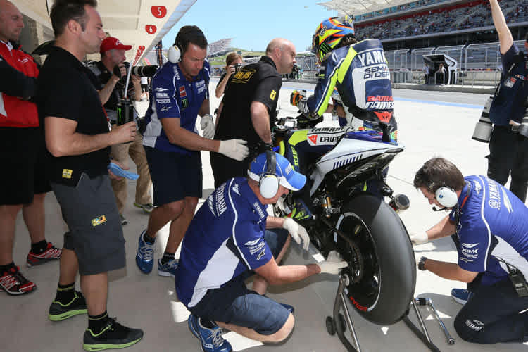 Valentino Rossi beim Boxenstopp im Qualifying