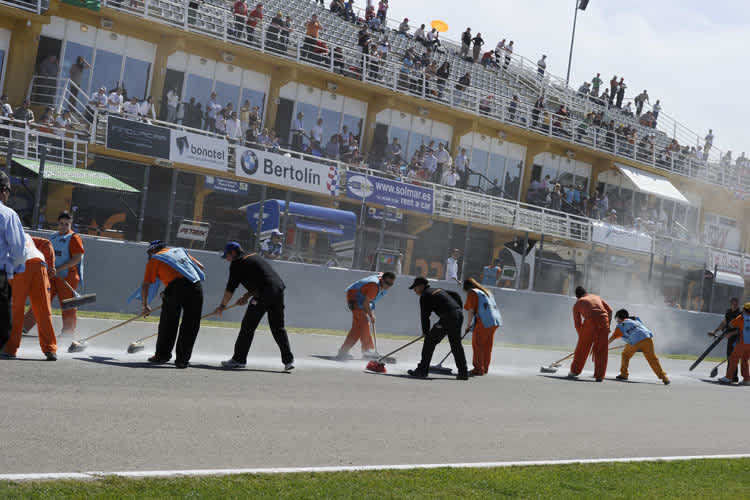 Nach der Kollision mit Andrews ölte Iannuzzos Honda die Strecke