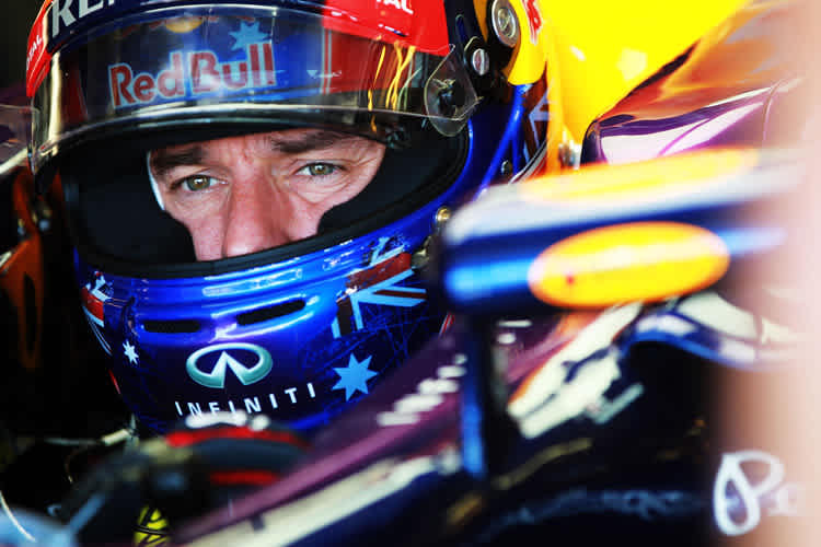 Die Red-Bull-Racing-Mechaniker warten auf Mark Webber