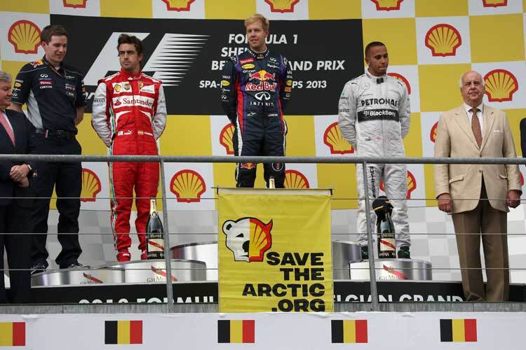 Siegerpodest mit Protestbanner