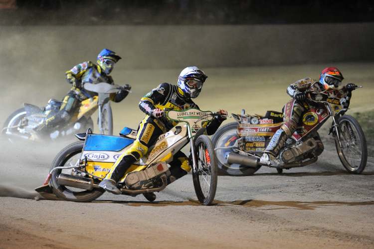 Suchecki vor Miroslav Jablonski (re.) und Ludvig Lindgren