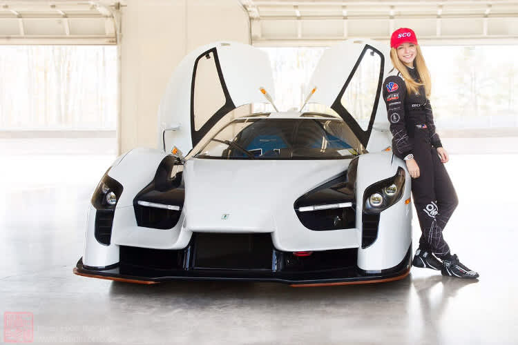 Aurora Straus neben einem 003 der Scuderia Cameron Glickenhaus