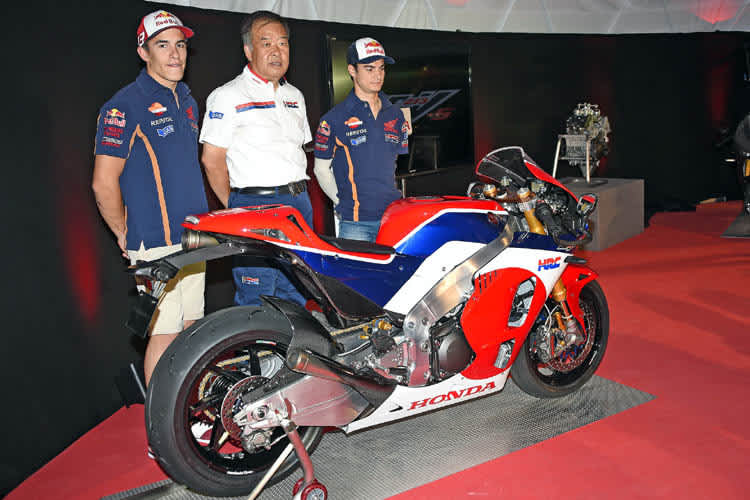 Marc Márquez, HRC-Vizepräsident Shuhei Nakamoto und Daniel Pedrosa (v.l.)
