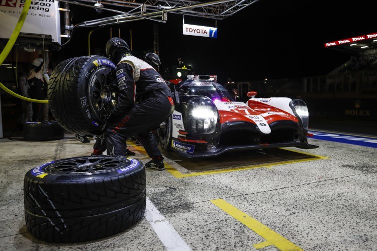 Führt die 24h von Le Mans an: Der Toyota TS050 Hybrid von Mike Conway, Kamui Kobayashi und José María López