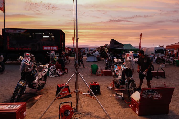 Schrauben bis in die Nacht ist für die Teilnehmer «Original by Motul» harter Alltag