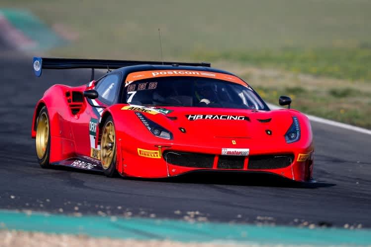 Roter Farbtupfer im Feld des ADAC GT Masters: Der Ferrari 488 GT3 von HB Racing