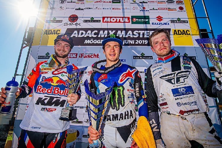 Jeffrey Herlings, Jeremy Seewer und Tanel Leok feiern in Möggers