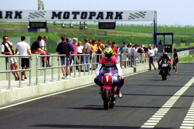 So begann die Story: Chris Haldane mit seiner Britten 1998 in Oschersleben