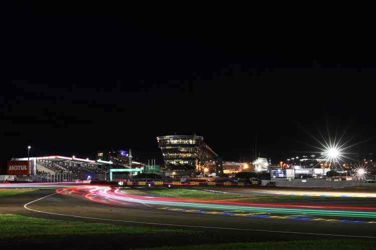 Gerade in der Nacht bieten die 24h Le Mans eine tolle Atmosphäre 