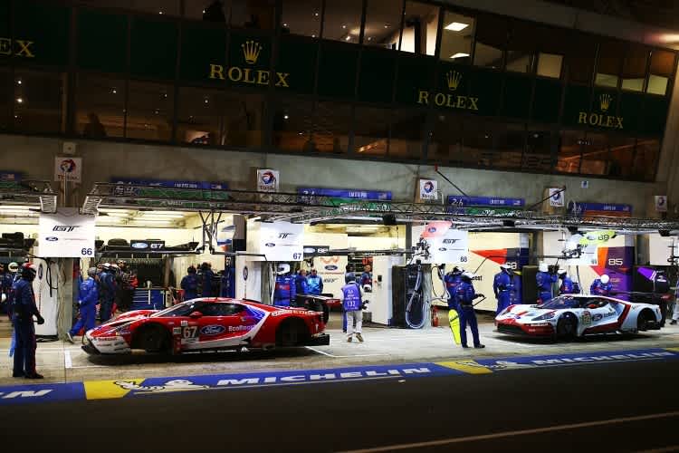 Boxenstopp bei zwei der vier Ford GT