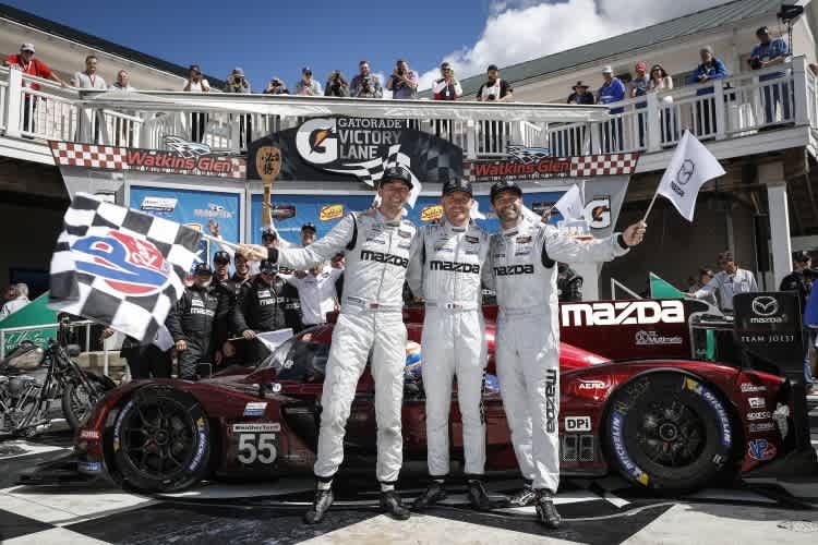 Großer Jubel in Watkins Glen bei den Mazda-Piloten Harry Tincknell, Olivier Pla und Jonathan Bomarito (v. li.)