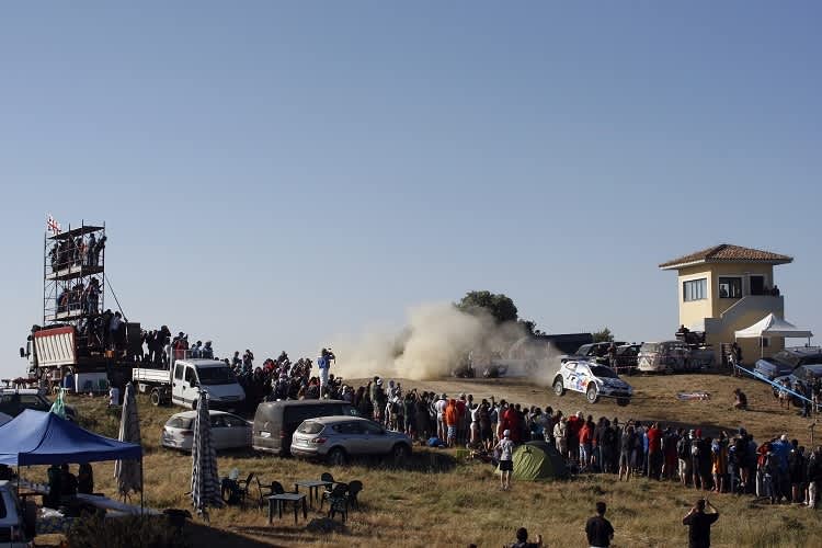 Sébastien Ogier springt 2013 zum Sieg