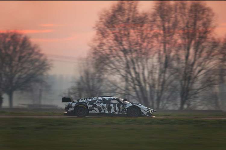 Die gestreckte Silhouette  des SCG003