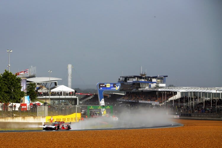Der Audi R18 nach Start/Ziel