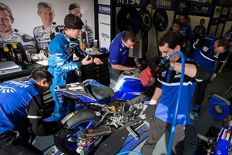 Nach dem gestrigen Sturz von David Checa gab es für GMT94 Yamaha einiges zu tun