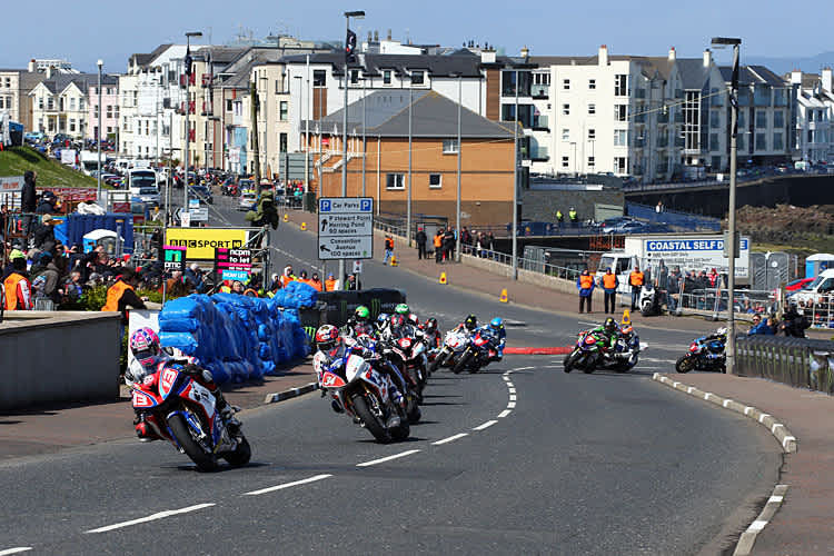 Lee Johnston führt vor Alastair Seeley (beide BMW) das Superstock-Feld an