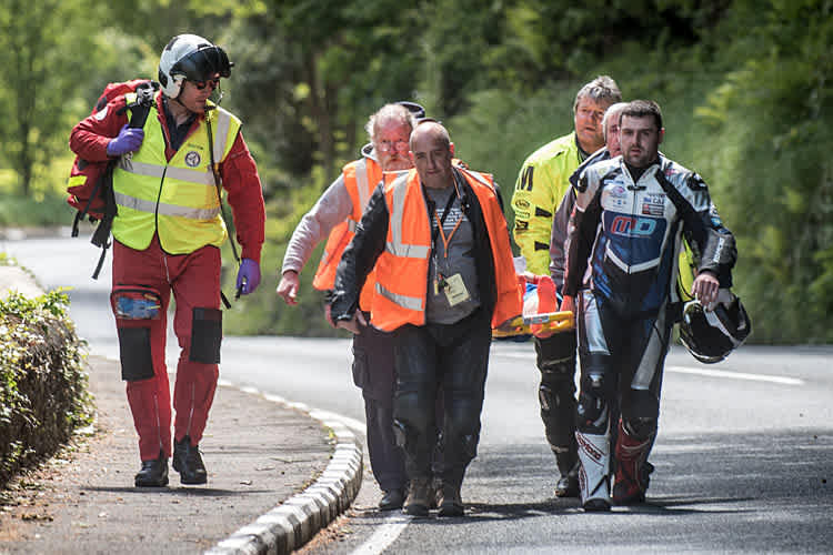 Die Sorge um seinen Bruder ist Michael Dunlop (vorne rechts) ins Gesicht geschrieben