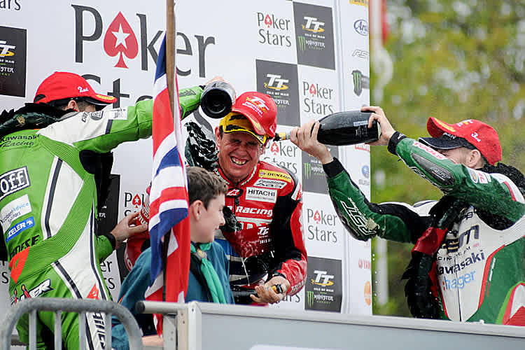 Verdiente Champagner-Dusche für John McGuinness