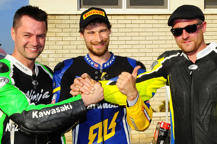 Roland Resch (mi.) mit Hannes Schafzahl und Andreas Gangl (re.)