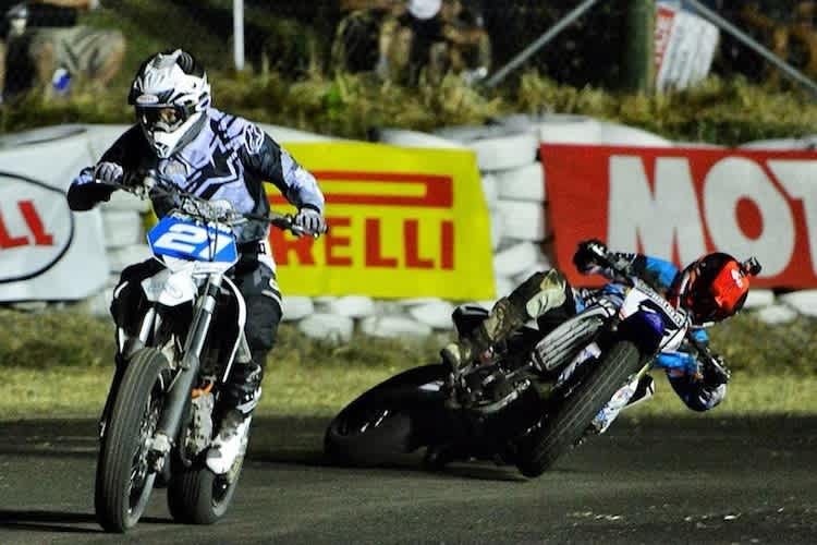 Der entscheidende Moment: Der Verfolger von Troy Bayliss stürzt