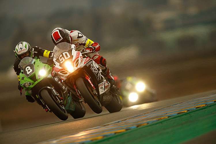 Michael Savary (8) im Kampf mit April Moto Motors Events um Platz 2