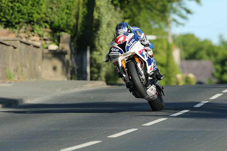 Ian Hutchinson «fliegt» förmlich um den Mountain Course